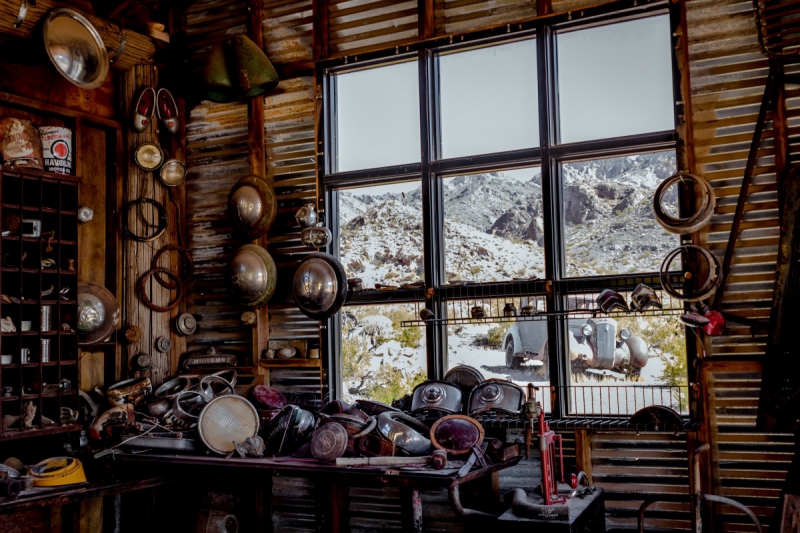 cordonnerie-ST PAUL DE VENCE-min_shop_window_part_junk_abandoned-138873